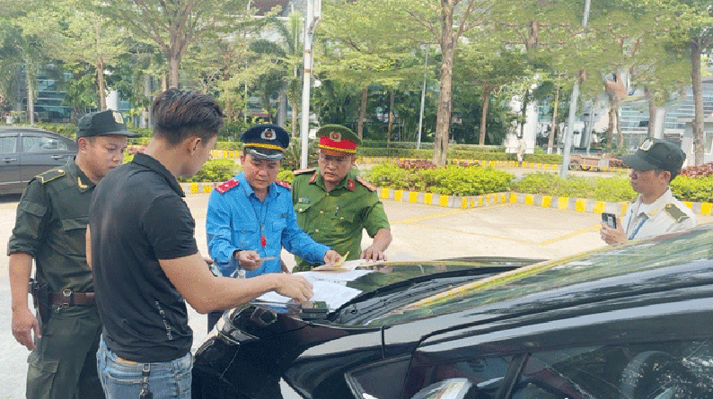 Đồn Công an Cảng hàng không quốc tế Đà Nẵng TTKS phối hợp tuyên truyền, nhắc nhở đối với các tài xế hoạt động tại Sân bay Đà Nẵng.