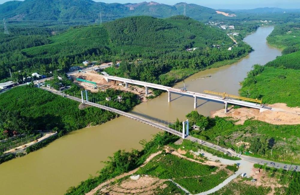 Cầu Bình Thành mới sắp nối nhịp đôi bờ