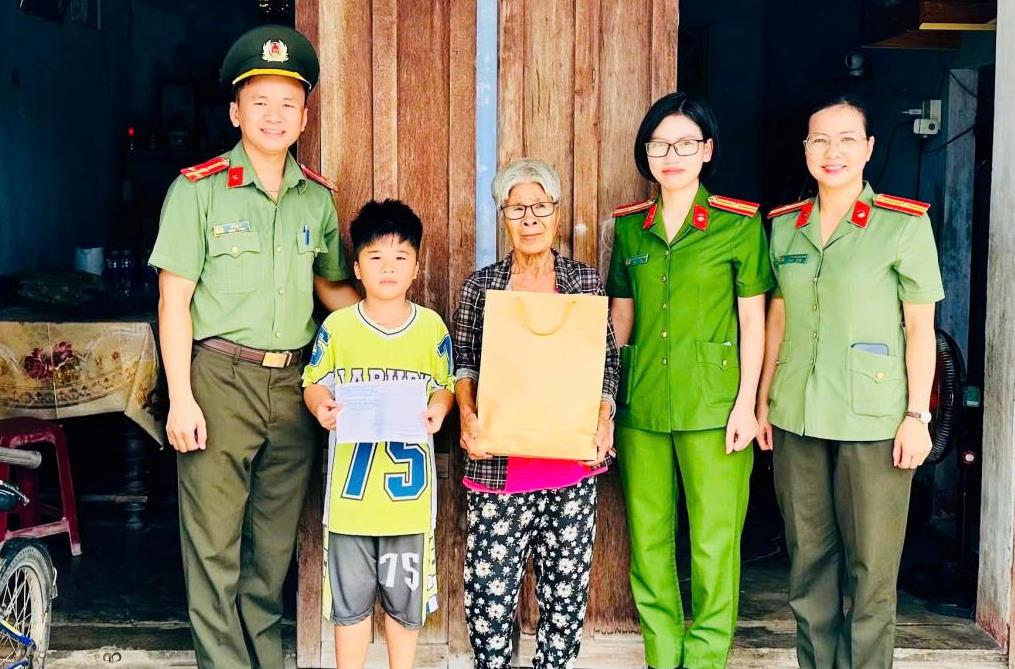 Công an xã trở thành người bạn của học sinh khó khăn