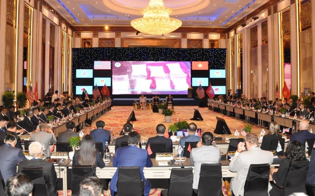 Thừa ủy quyền, Thứ trưởng Lương Tam Quang trao Quyết định cho 02 sĩ quan đi thực hiện nhiệm vụ GGHB LHQ tại Phái bộ UNISFA (Khu vực Abyei) năm 2024, gồm Thiếu tá Vũ Trần Thắng và Đại úy Nguyễn Lan Anh