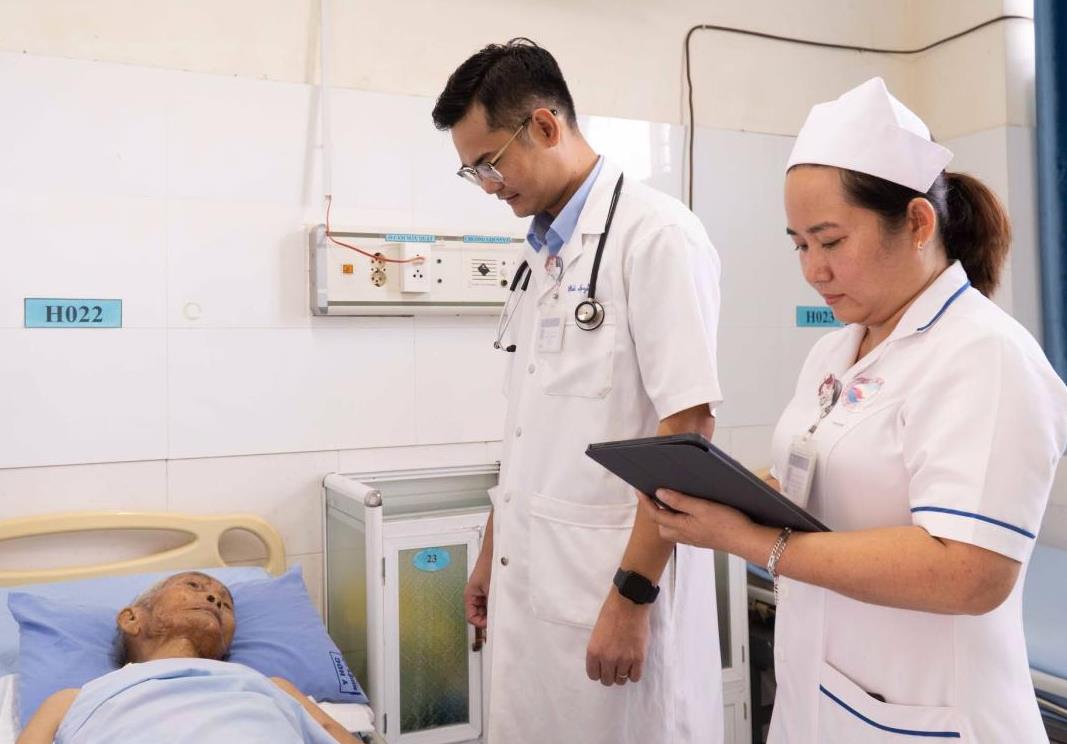 Kịp thời cứu cụ ông bị ong đốt