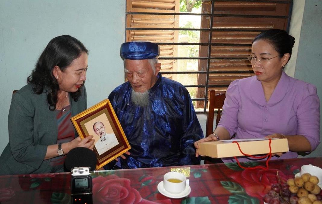 Phó Chủ tịch nước Võ Thị Ánh Xuân thăm, tặng quà người cao tuổi tại Đà nẵng