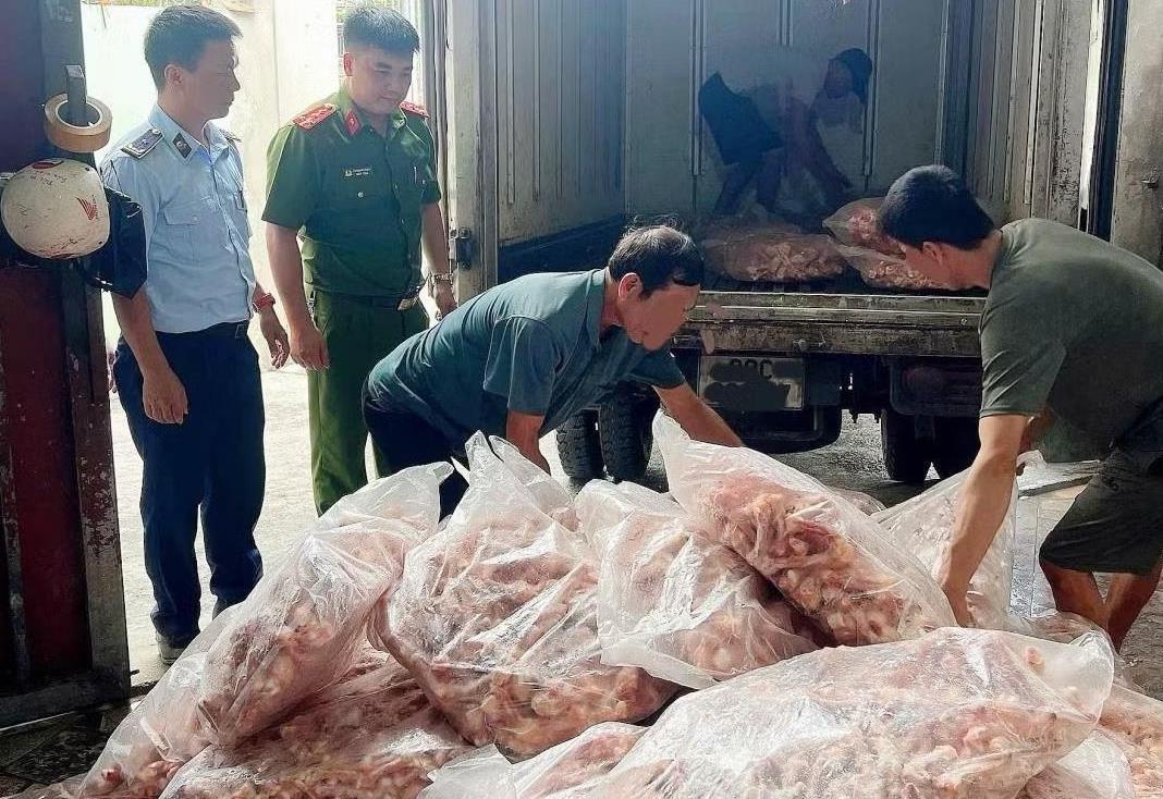 Tiêu huỷ hơn 1,3 tấn chân, lòng mề gà không rõ nguồn gốc