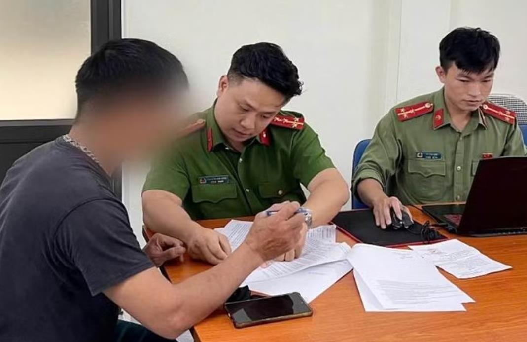 Xử phạt Facebooker thường xuyên chia sẻ bài viết của Lê Trung Khoa