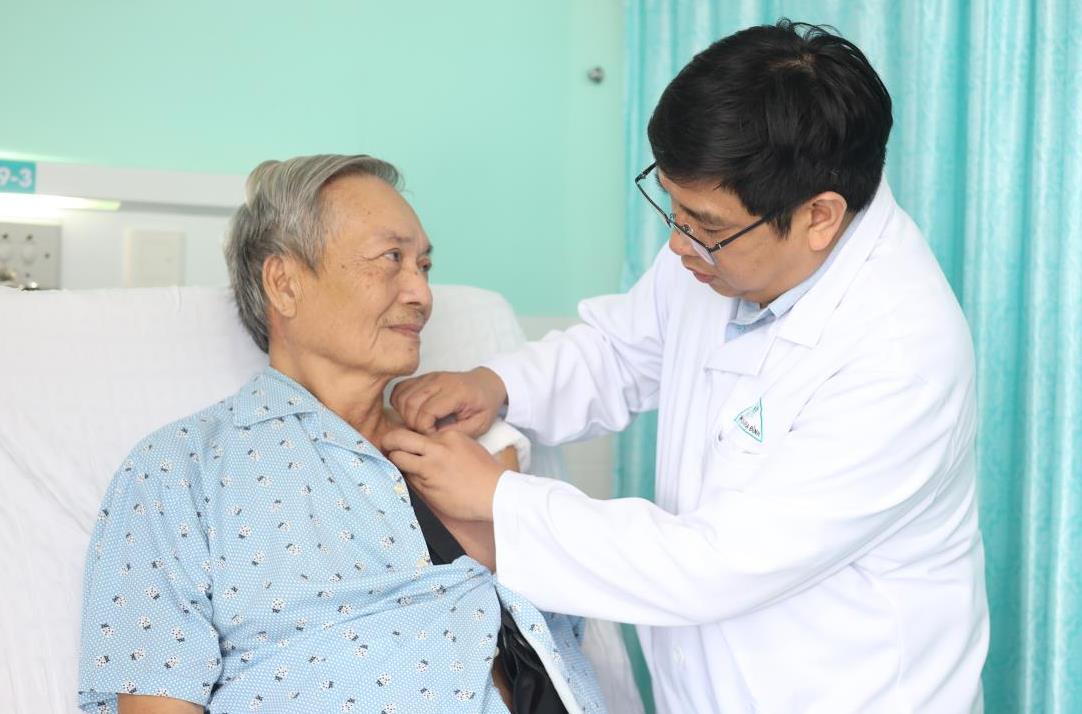 Phẫu thuật nội soi thành công ca rách chóp xoay phức tạp ở bệnh nhân cao tuổi