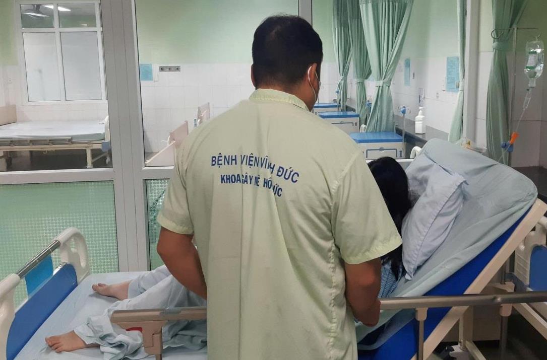 Bộ đội Biên phòng Đà Nẵng vượt sóng lớn đưa bé gái vào đất liền cấp cứu kịp thời