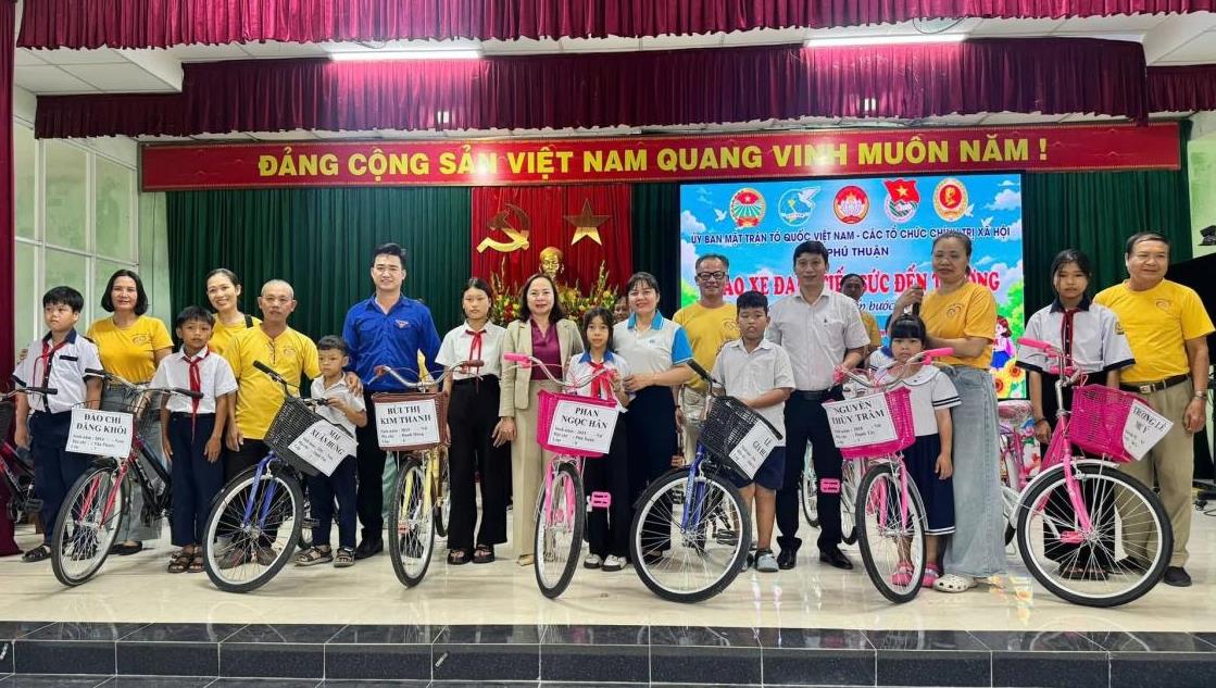 Trao tặng xe đạp cho học sinh khó khăn