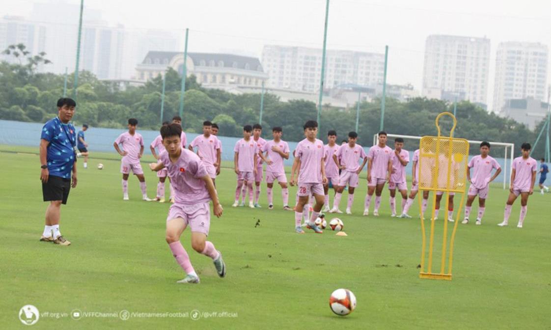 Thầy trò HLV Trần Minh Chiến luyện tập chuẩn bị cho giải đấu.