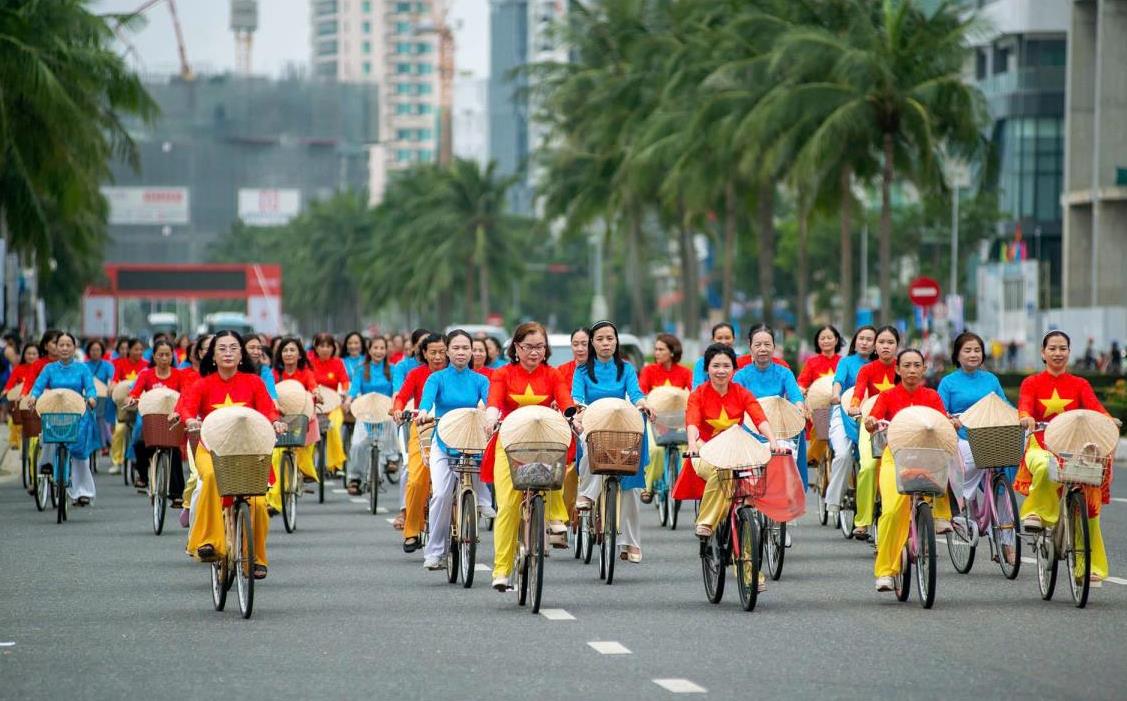 Dệt dải lụa văn hóa giữa lòng phố biển