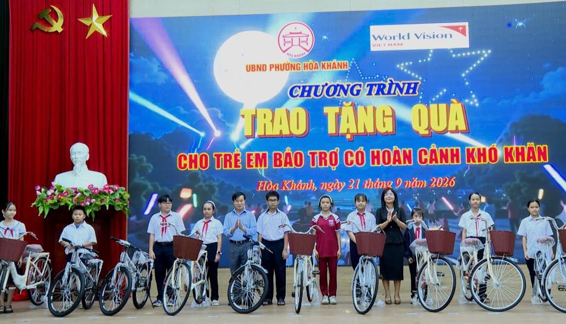 Trao quà cho trẻ em có hoàn cảnh khó khăn