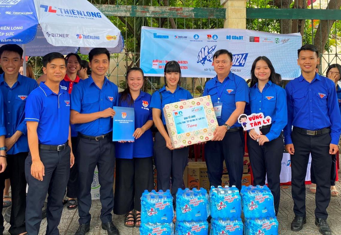 Tuyên truyền về Luật căn cước năm 2023 cho phụ huynh thí sinh tại các điểm thi