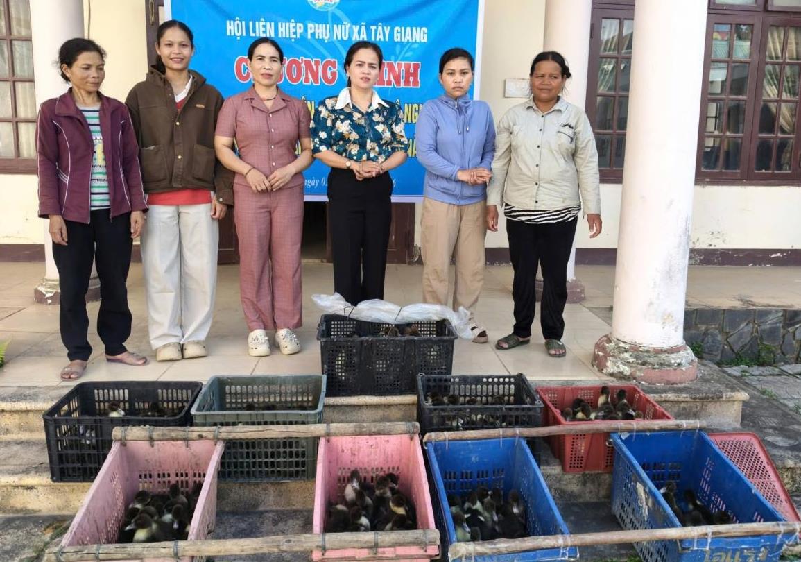 Hỗ trợ sinh kế cho các hộ dân có hoàn cảnh khó khăn