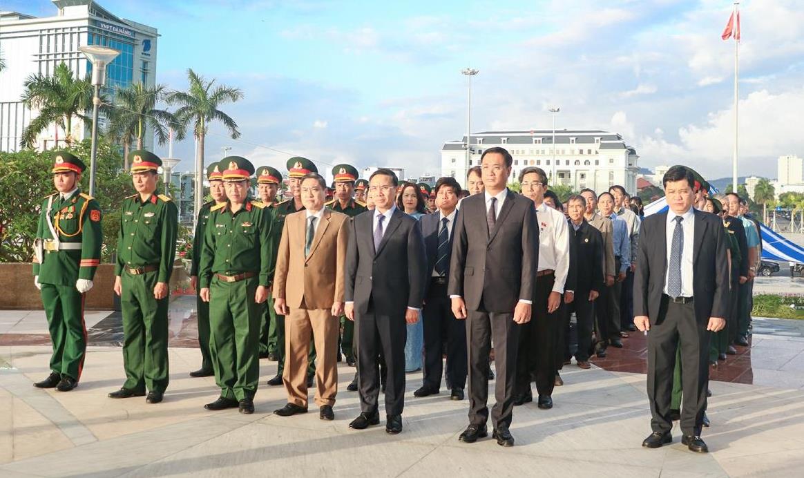 Lãnh đạo thành phố Đà Nẵng dâng hương tưởng niệm các anh hùng liệt sĩ