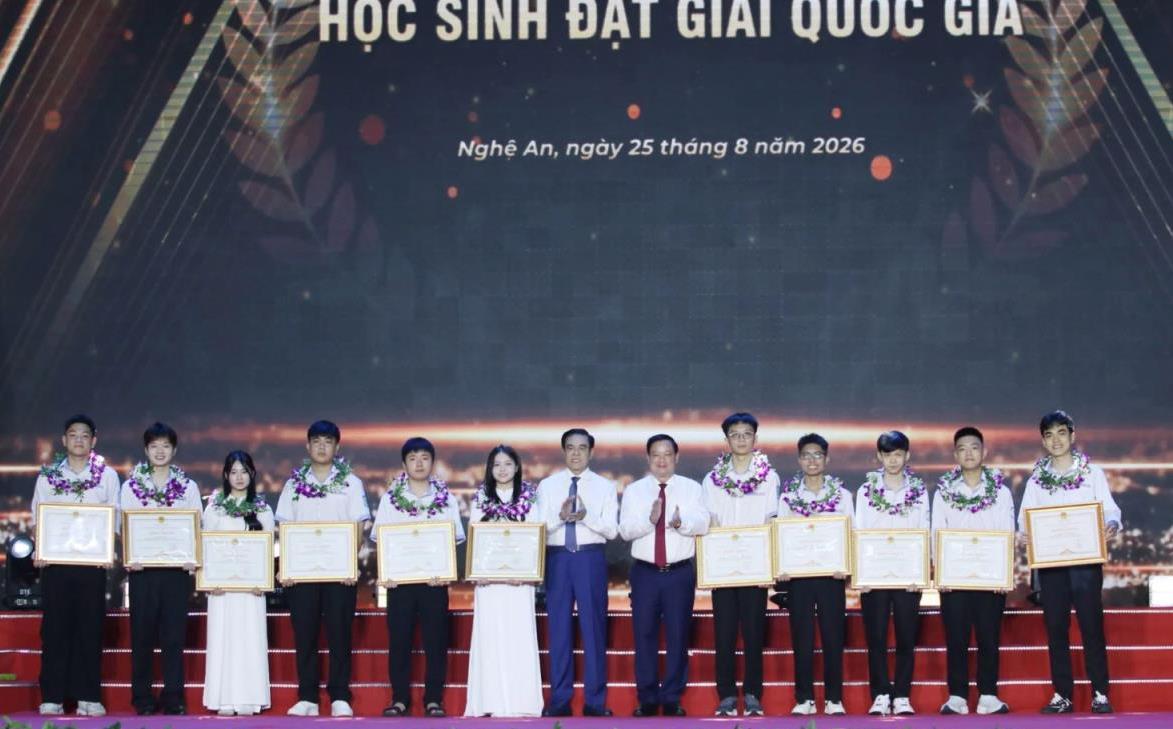 Hơn 2 tỷ đồng tuyên dương 162 học sinh xuất sắc