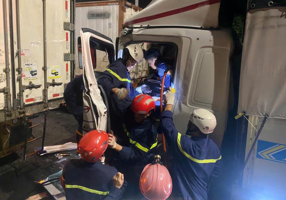 Kịp thời cứu tài xế xe ô tô bị mắc kẹt trong cabin do tai nạn giao thông