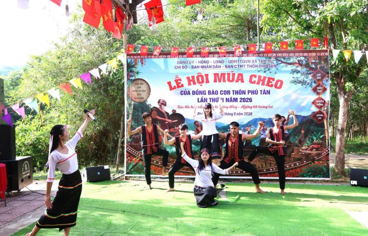 Tái sinh lễ hội múa cheo của đồng bào Co