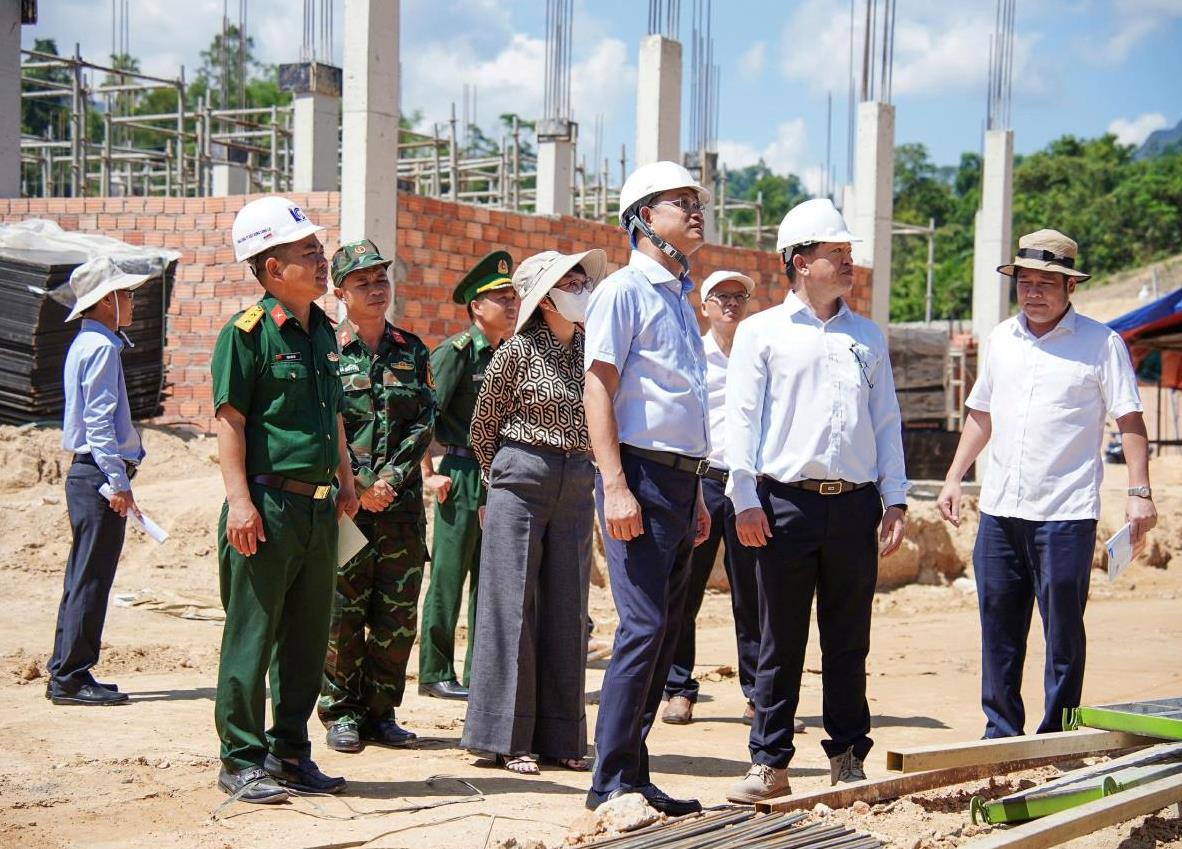 Thi công 3 ca, 4 kíp cho kịp tiến độ các trường biên giới