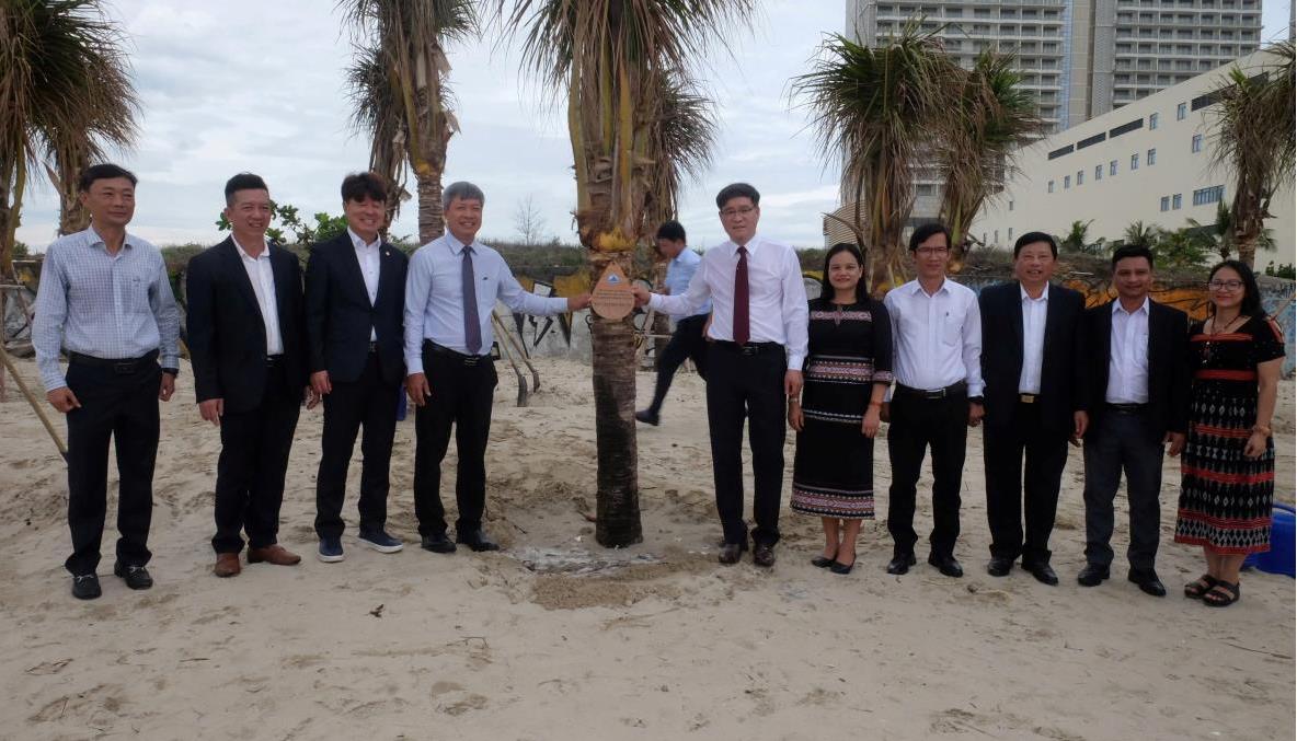 Tiếp nhận và trồng dừa lưu niệm cùng Đoàn đại biểu quận Hamyang