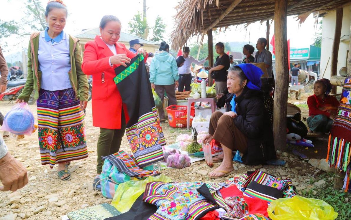 Độc đáo phiên chợ Mường Chon