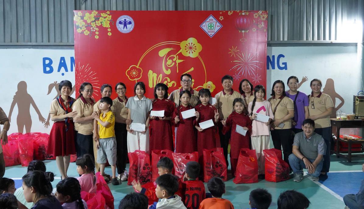 Mang Tết Nhân ái đến với trẻ em đường phố