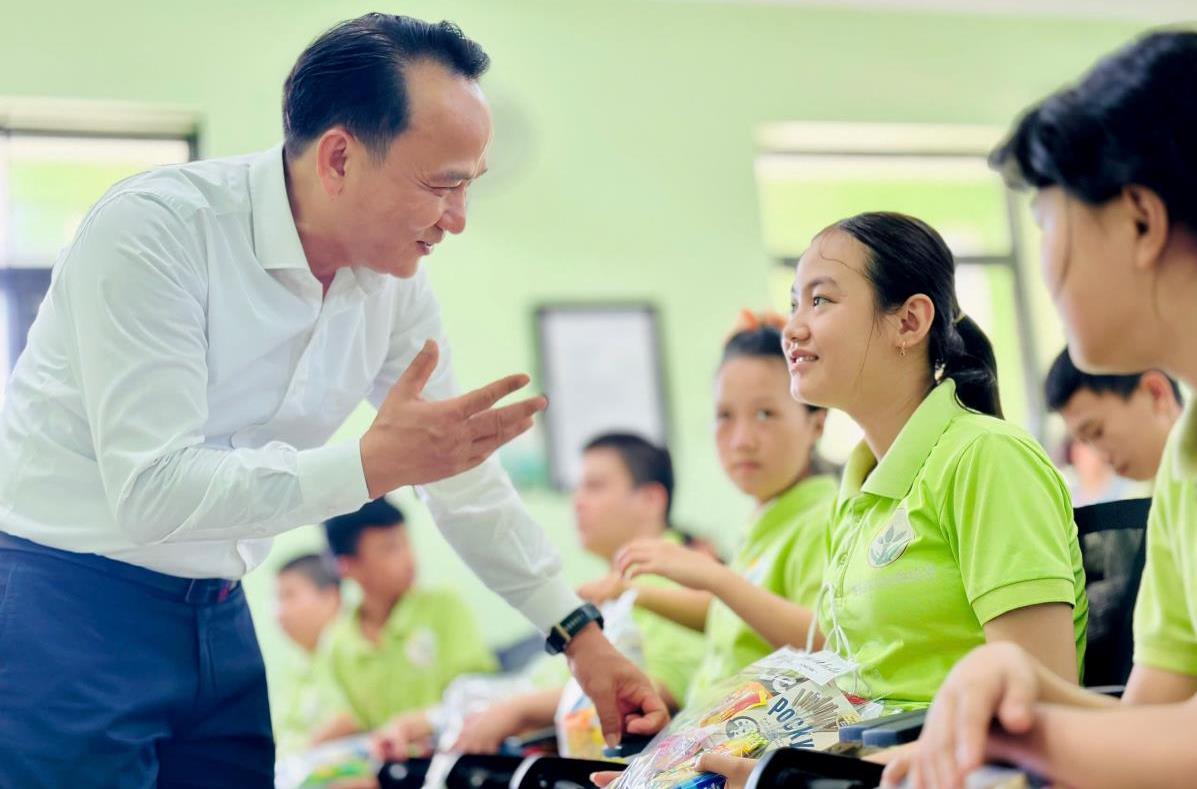 Lãnh đạo TP Đà Nẵng thăm, tặng quà trẻ em có hoàn cảnh đặc biệt nhân Ngày Quốc tế Thiếu nhi