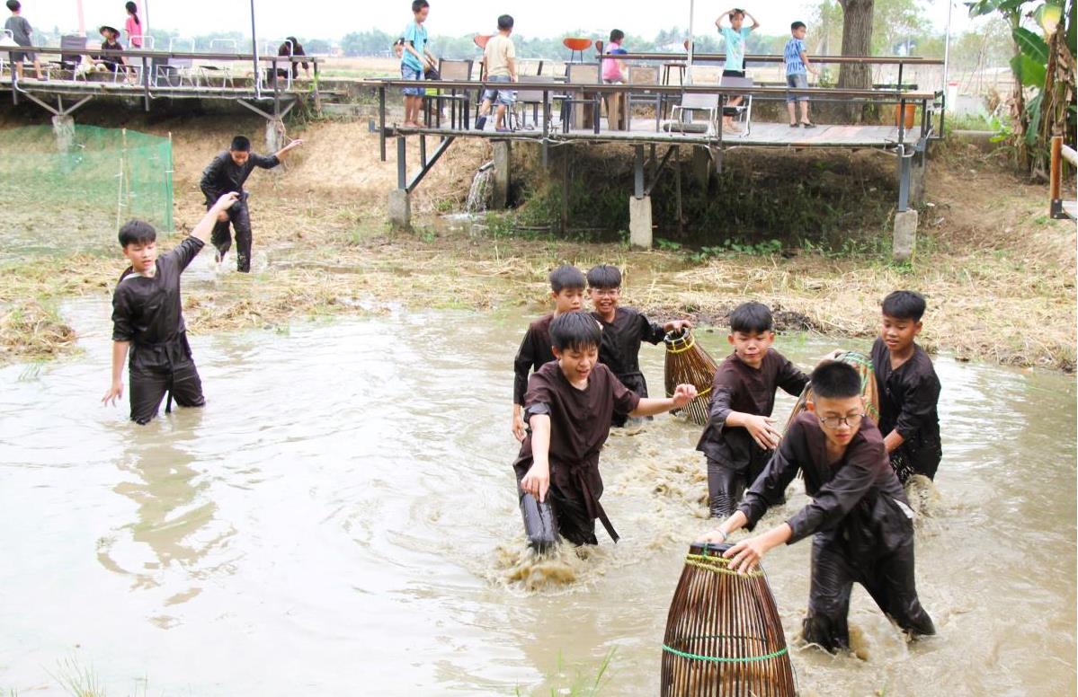 Phát huy giá trị văn hóa lễ hội Mục đồng làng Phong Lệ trong đời sống đương đại