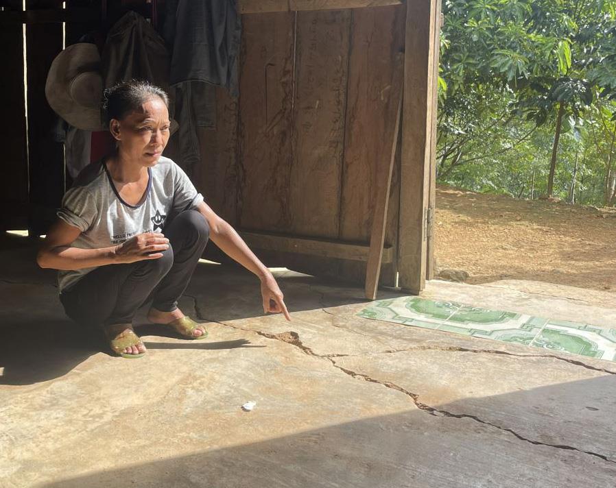 Nhiều nơi xuất hiện vết nứt vừa lớn, vừa dài khiến người dân lo lắng.