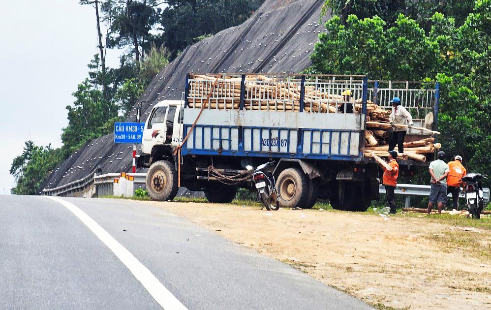 Một vị trí trên QL14 bị tháo gỡ lan can an toàn để đấu nối tạo lối đi trái phép.