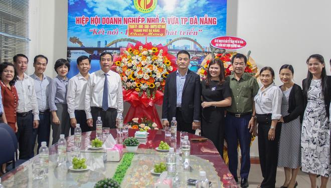 Chủ tịch UBND thành phố Lê Trung Chinh (thứ 6, trái qua) thăm Hiệp hội Doanh nghiệp nhỏ và vừa thành phố.