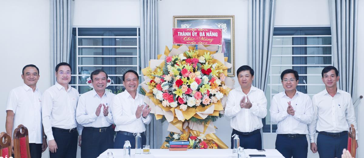Thay mặt lãnh đạo Thành ủy, Phó Bí thư Thường trực Thành ủy Lương Nguyễn Minh Triết (thứ 3, phải sang) chúc mừng Ban Tổ chức Thành ủy nhân 93 năm ngày truyền thống của ngành Tổ chức xây dựng Đảng.