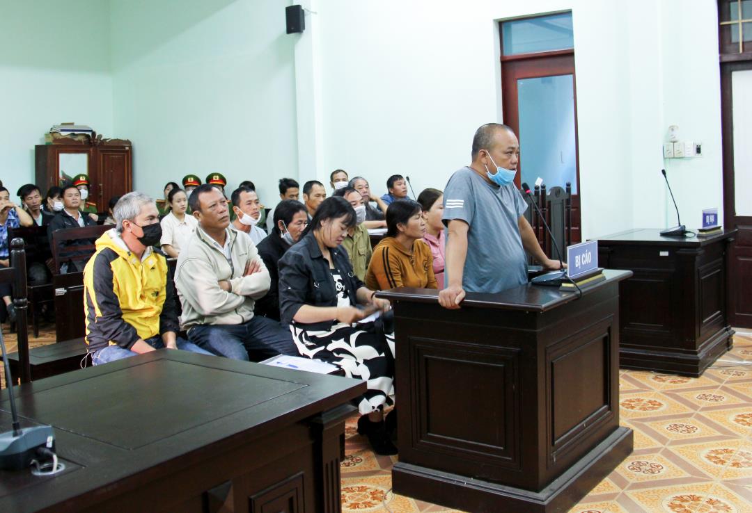 Bị cáo Giang và các đồng phạm tại phiên tòa.