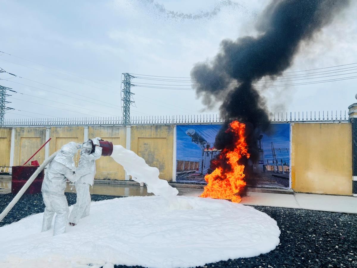 Cảnh sát PCCC chuyên nghiệp sử dụng hóa chất LPB-600 dập tắt đám cháy giả định tại trạm biến áp.