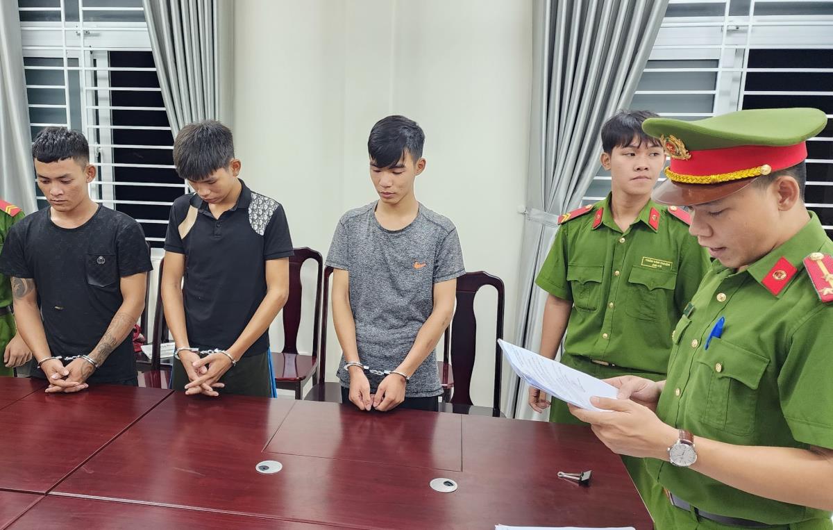 Hung khí nhóm đối tượng sử dụng gây rối trong đêm 7-10.