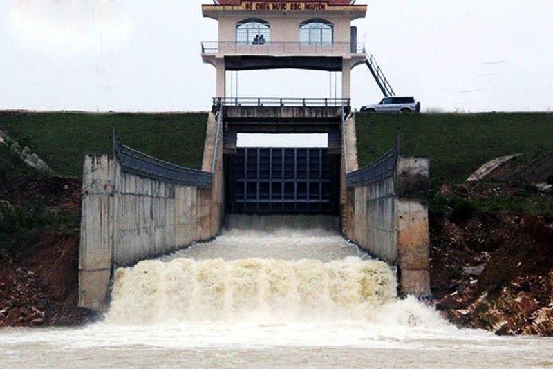 Hồ Bộc nguyên xả tràn với lưu lượng 10- 50m3/giây trong sáng 8- 10