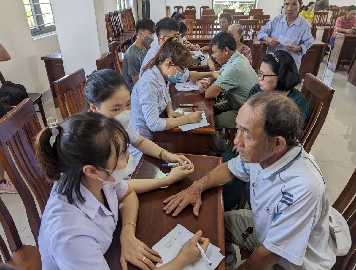 Khám bệnh, tư vấn sức khỏe cho người dân.