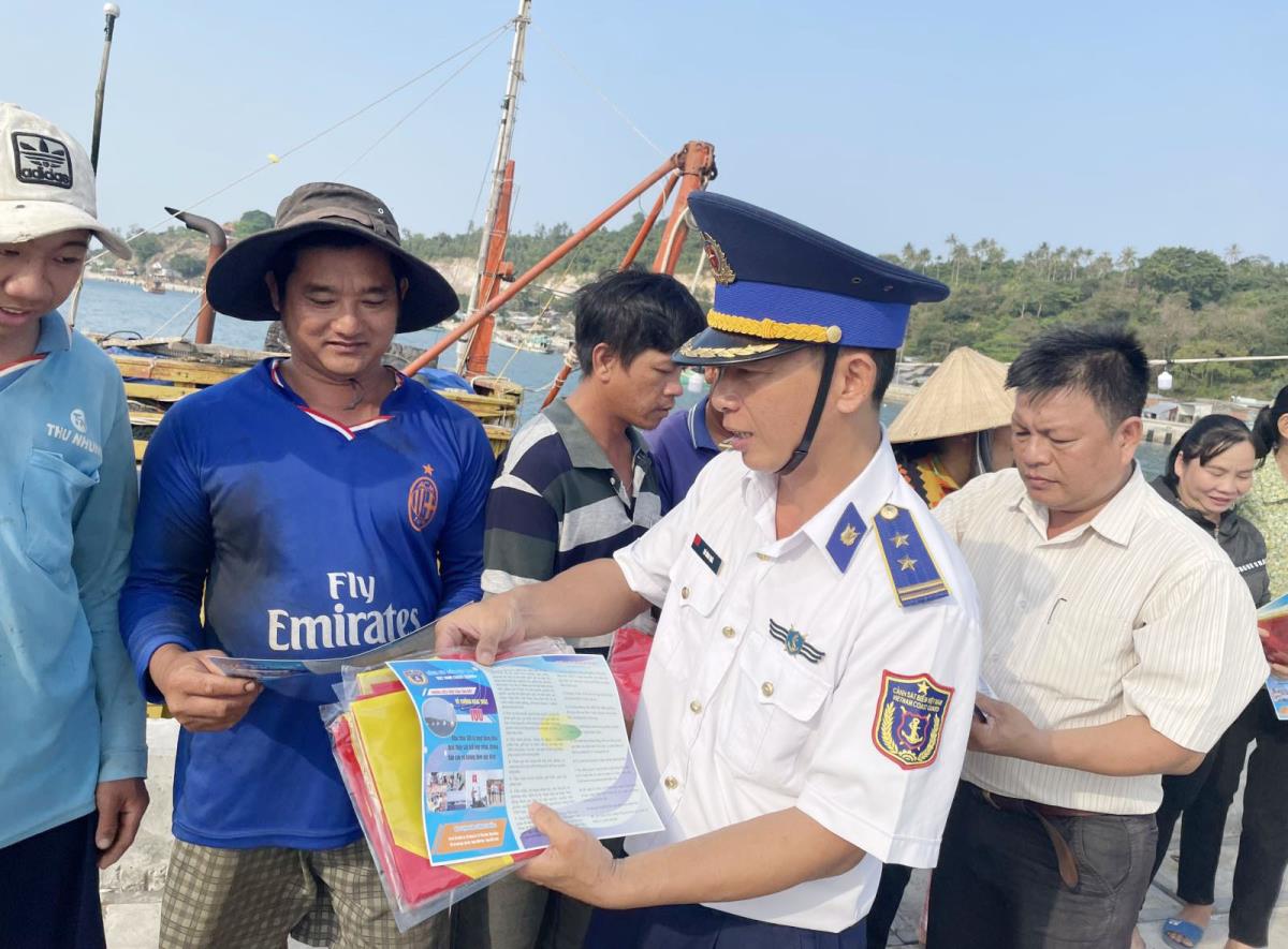 Lực lượng Cảnh sát biển tham gia tuyên truyền chống khai thác hải sản bất hợp pháp.