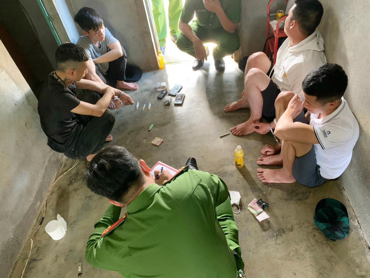 Các “con nghiện”bị bắt quả tang tại hiện trường.
