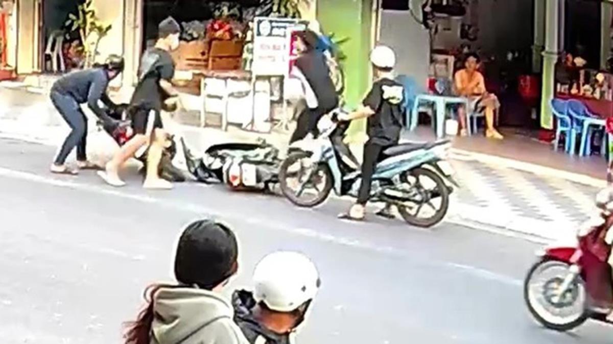 Hình ảnh camera ghi lại cảnh nhóm thanh niên tấn công em T.