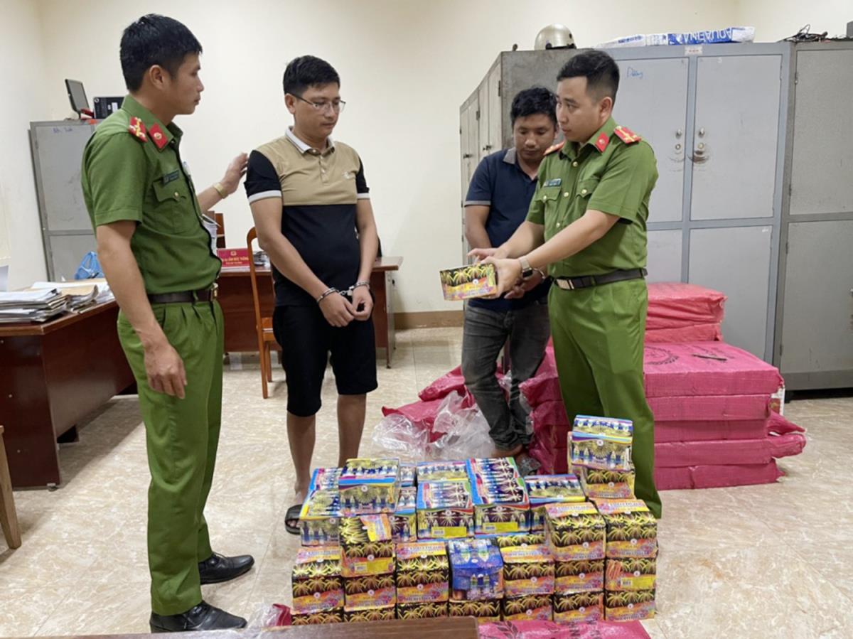 Đối tượng Hùng bị bắt cùng số pháo lậu.