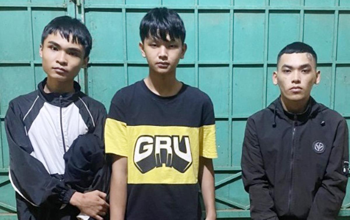 Từ trái qua,các đối tượng: Chính, Long, Bảo tại cơ quan Công an.