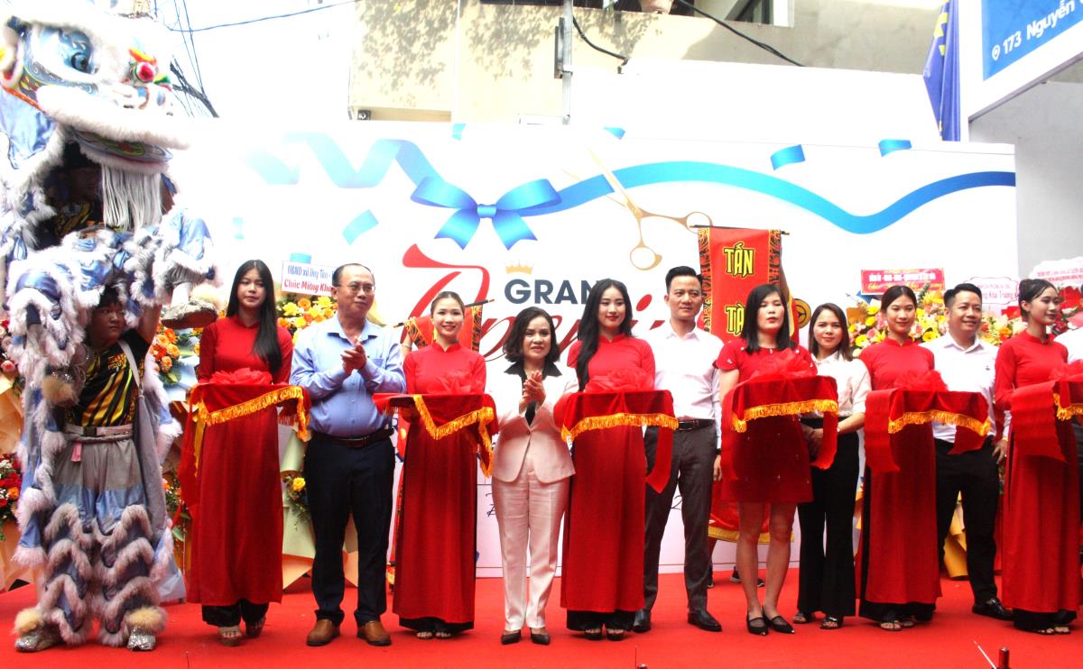 Công ty Cổ phần Bệnh viện Đa khoa miền Trung – Tây nguyên trao học bổng cho học sinh cấp Tiểu học tại P.Hải Châu 1 (Q.Hải Châu).