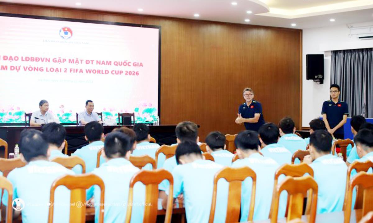 HLV Troussier và các cầu thủ trong buổi gặp mặt lãnh đạo VFF sáng 10-11.