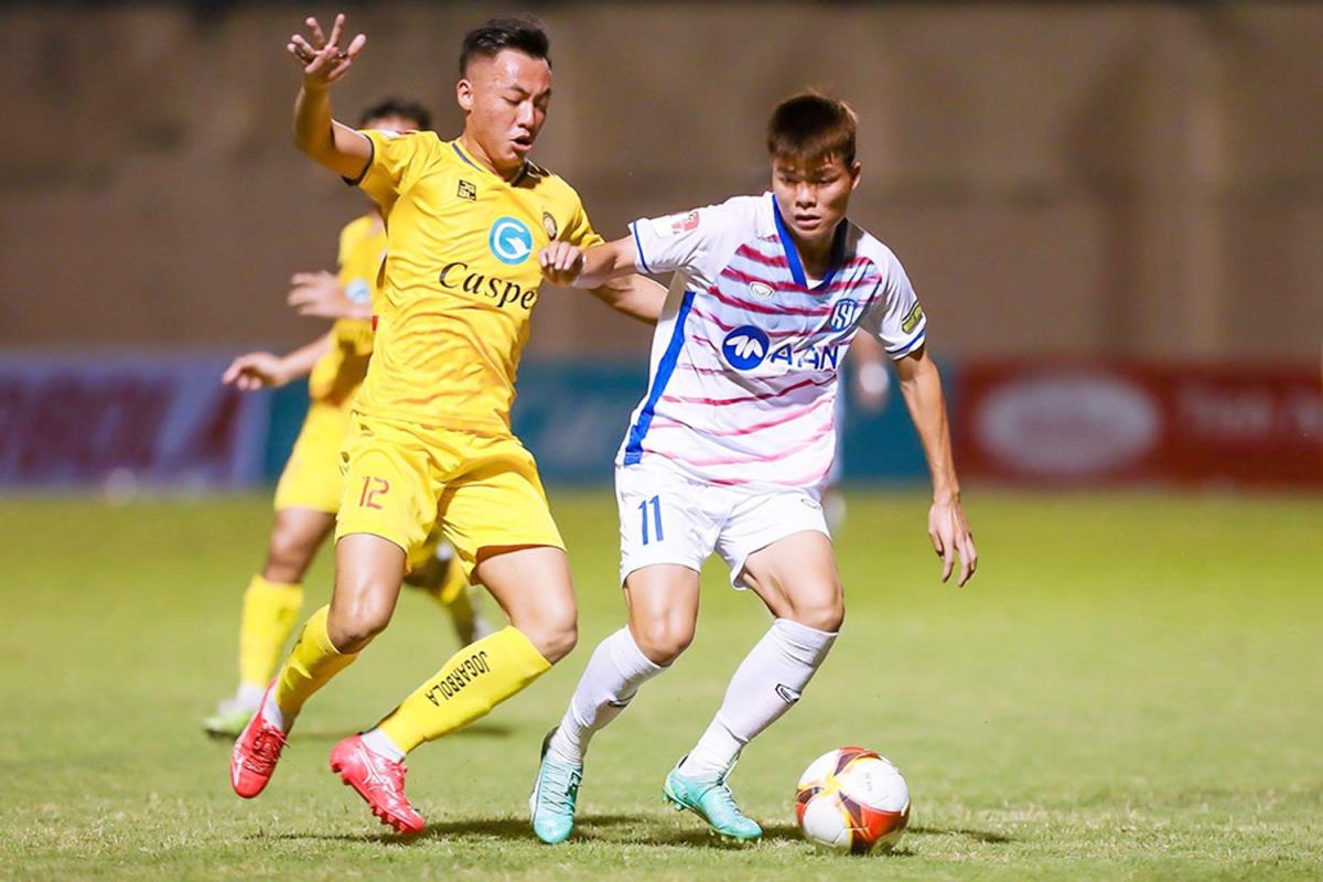 Thi đấu thường xuyên trong đội hình Đ. Thanh Hóa ở V.League, Thái Sơn (trái) trưởng thành vượt bậc, được ưu tiên gọi tập trung, thi đấu cho đội tuyển quốc gia.