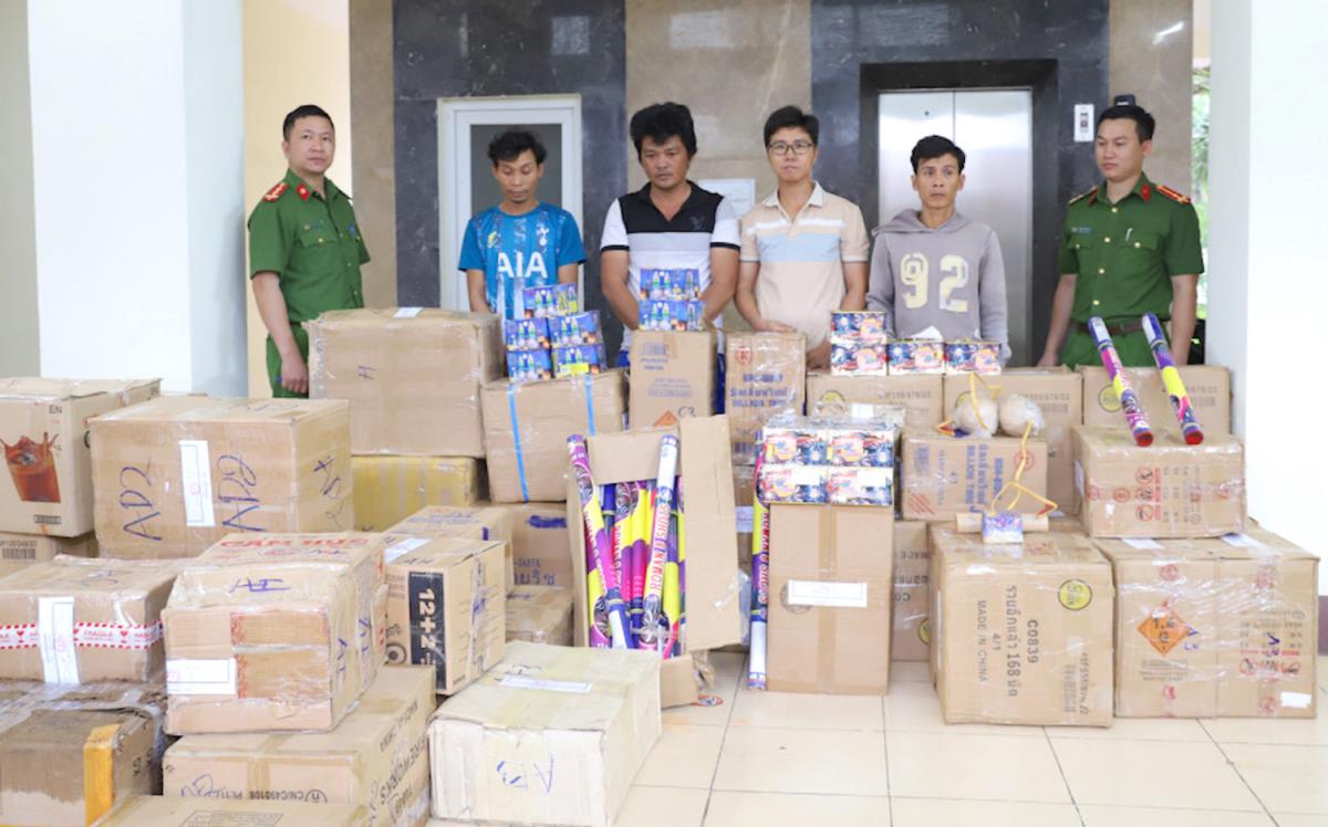 4 đối tượng (đứng giữa) bị bắt giữ cùng tang vật vụ án.