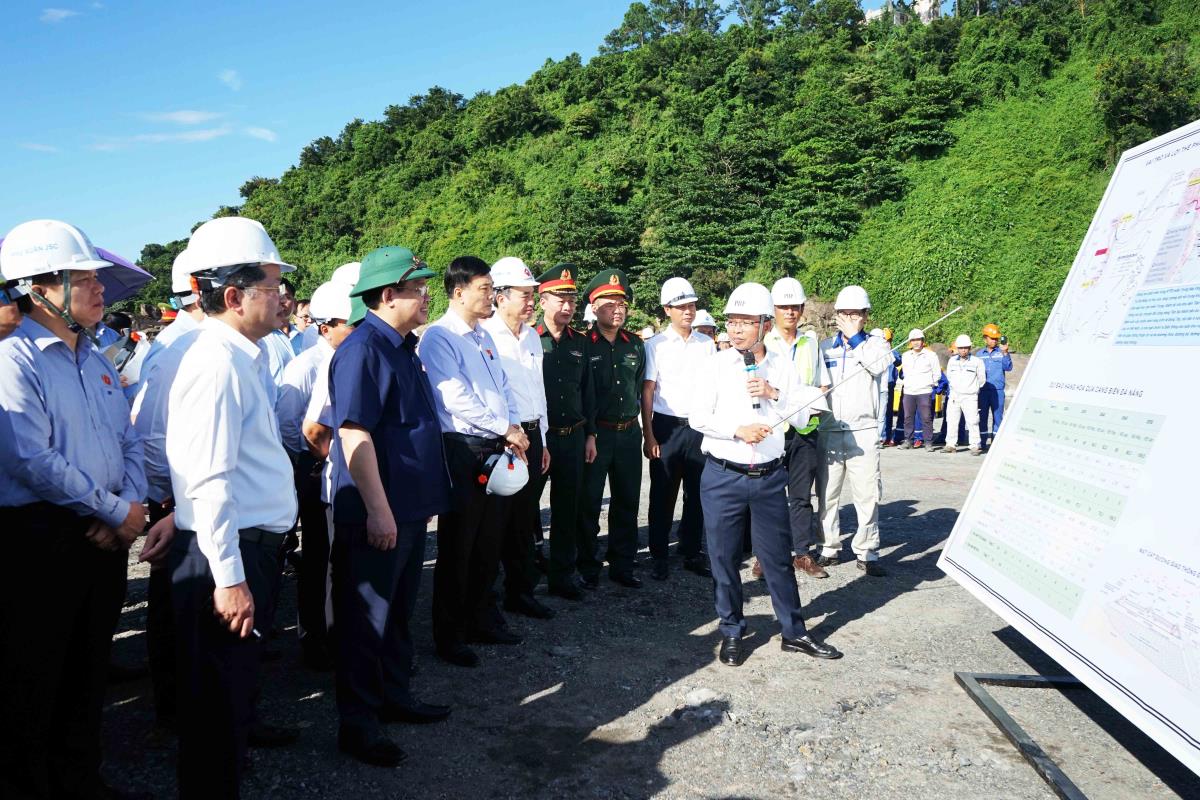 Chủ tịch Quốc hội Vương Đình Huệ chụp ảnh lưu niệm với CBNV đơn vị Chủ đầu tư và công nhân các nhà thầu
tại công trường Cảng Liên Chiểu.