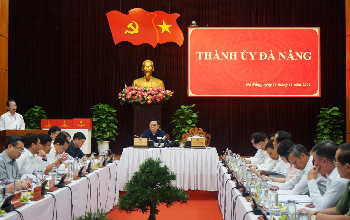 Chủ tịch Quốc hội Vương Đình Huệ chụp ảnh lưu niệm với Ban Thường vụ Thành ủy Đà Nẵng tại buổi làm việc.