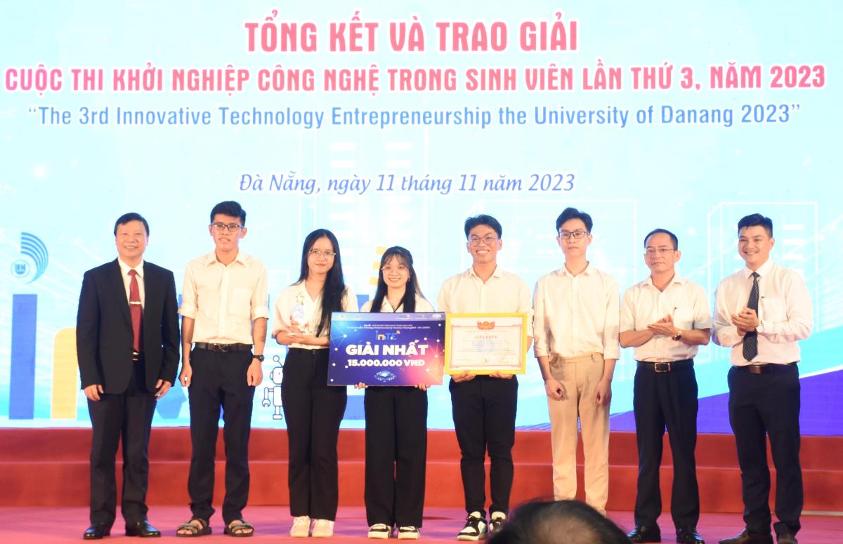 Sinh viên giao lưu, chia sẻ kinh nghiệp trong công tác nghiên cứu khoa học tại Festival