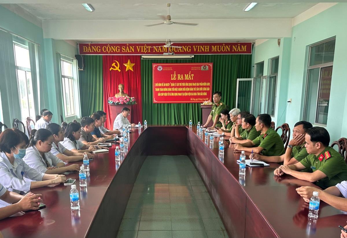 Đại biểu tham quan các mô hình