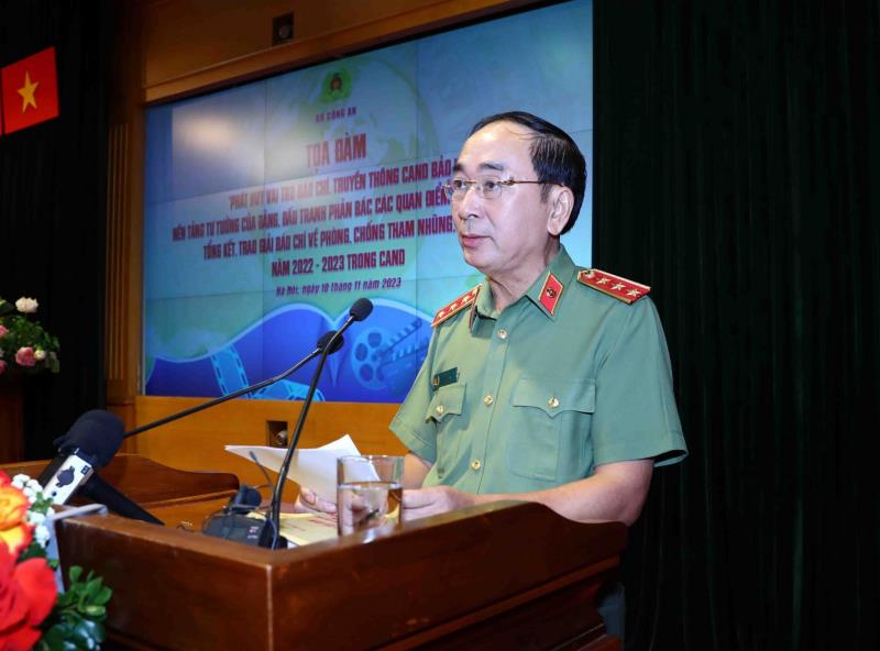 Thứ trưởng Trần Quốc Tỏ và các tác giả đoạt giải của Báo CAND.