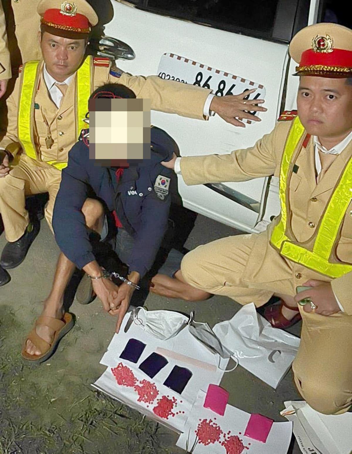 CSGT bắt giữ đối tượng và số ma túy tang vật.